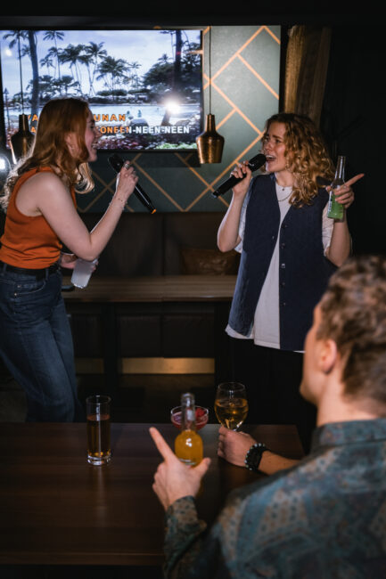 För att fira sin 2-årsdag bjuder Myöhä på fantastiska fester i slutet av året – kom och delta i karaokekvällarna eller pröva på open mic-kvällarna!