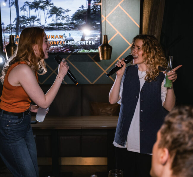 Myöhässä pistetään 2-vuotissynttäreiden kunniaksi bileet pystyyn loppuvuonna – irrottele karaokebileissä tai kokeile esiintymistä open mic -illassa